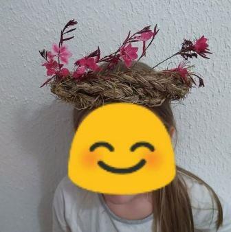 enfant portant sur la tête une couronne automnales
